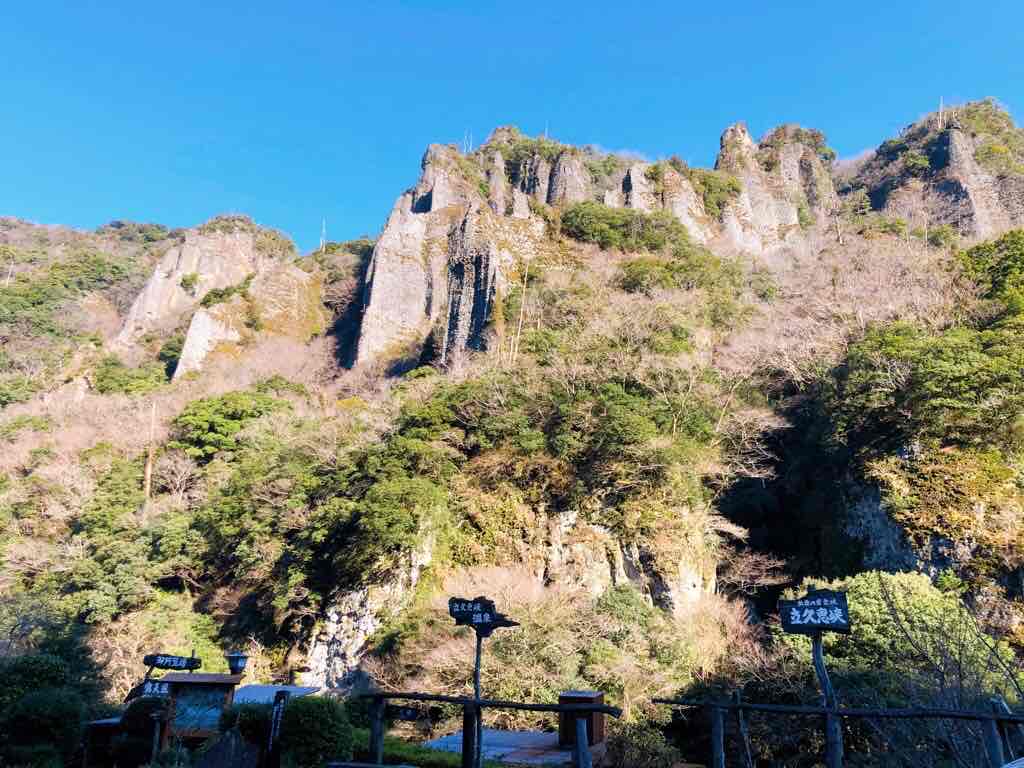 立久恵峡。奇岩がそびえています。